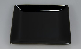 Platos negros cuadrados